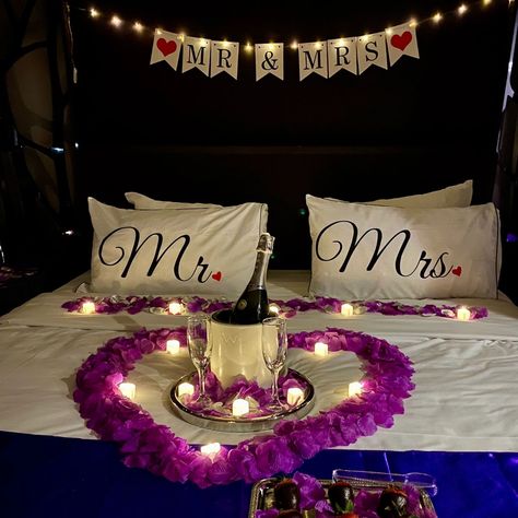 Engagement Bedroom Decorations, Just Married Bedroom Ideas, Honeymoon Sweet Room, Decorating Hotel Room For Wedding Night, Decorating Honeymoon Suite Romantic, Just Married Room Decor, Honeymoon Night Bedrooms, After Wedding Hotel Room Decor, Honeymoon Set Up Room