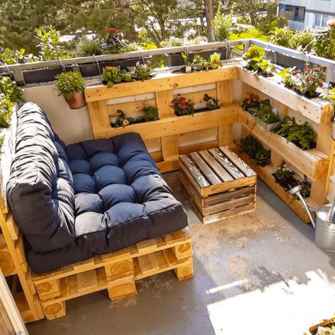 Pallet Couch Outdoor, Small Balcony Furniture, Klein Balkon Decor, Palette Furniture, Diy Pallet Couch, Pallet Lounge, Diy Balcony, Pallet Seating, Balcony Design Ideas