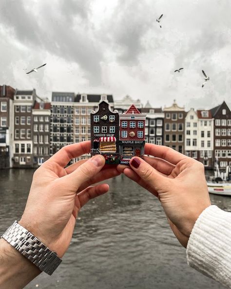 Couple In Netherlands, Amsterdam Photo Ideas Couple, Couple Amsterdam Aesthetic, Outfit For Amsterdam, Amsterdam Pictures Instagram, Travel Aesthetic Amsterdam, Amsterdam Aesthetic Pictures, Photo Ideas In Amsterdam, Amsterdam Photos Ideas