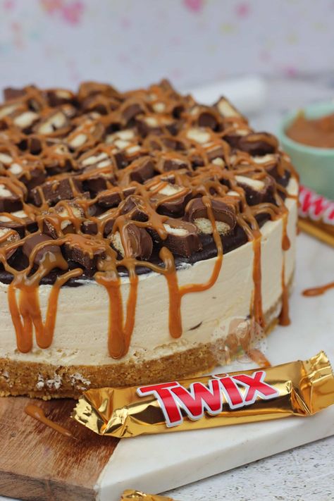 Twix Cheesecake! - Jane's Patisserie Super Bowl Cheesecake, Twix Cheesecake Recipe, Twix Cheesecake, Twix Cake, Janes Patisserie, Easy Cheesecake Recipes, Easy Cheesecake, Cooking Recipes Desserts, Yummy Food Dessert