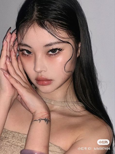 Makeup Look Asian, Wet Makeup Look, Wet Makeup, Wide Set Eyes, Under Eye Makeup, Rhinestone Makeup, Doll Eye Makeup, Selfie Inspo, Fotos Aesthetic