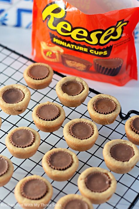 Everyone loves these Peanut Butter Cookie Cups! Peanut butter sugar cookie dough baked into bite-sized cups and filled with a Reese's Peanut Butter Cup--so much flavor in every little cookie cup. #reeses #peanutbutter #peanutbuttercups #reesescups #peanutbuttercookies #cookies #cookiecups Reese’s Cookie Cups, Peanut Butter Cup Pretzels, Reeses Cookies Cups, Peanutbutter Reeses Cookies, Cookie Cup Filling Ideas, Peanut Butter Cookies Reeses Cups, Peanut Butter Cookie Bites, Pioneer Woman Recipes Desserts Cookies, Peanut Butter Cup Cookies Reeses