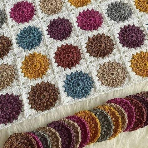 Plaid Crochet, Granny Square Crochet Patterns Free, Crochet Bedspread Pattern, Yarn Dolls, Crochet Easy, Crochet Blanket Designs, Crochet Throw Blanket, Manta Crochet, Crochet Square Patterns