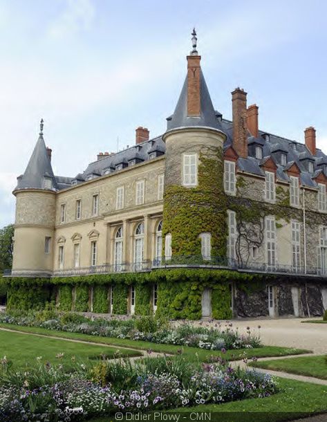 TOP des châteaux à visiter à Paris et en Ile de France - Château de Rambouillet Chateau House, Chateau Versailles, Castle Garden, Chateau France, Beaux Villages, Places Of Interest, Beautiful Buildings, Marie Antoinette, Top 20