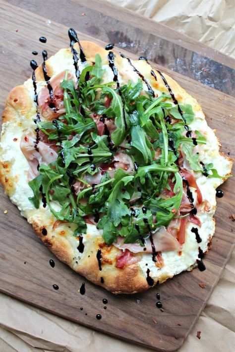 Looking to step up your pizza making game?! ? Check out these 18 amazing homemade pizza recipes for ideas! Prosciutto Arugula Pizza, Burrata Pizza, Grilled Pizza Recipes, Burrata Recipe, Arugula Pizza, Prosciutto Pizza, Best Homemade Pizza, Gourmet Pizza, Grilled Pizza