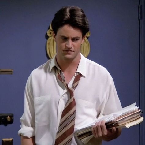 Chandler Bing Mood, Chandler Bing Outfits, Chandler Bing Quotes, Travel With Friends, Chandler Friends, Friends Tv Quotes, Chan Chan, Quotes Friends, Friends Scenes