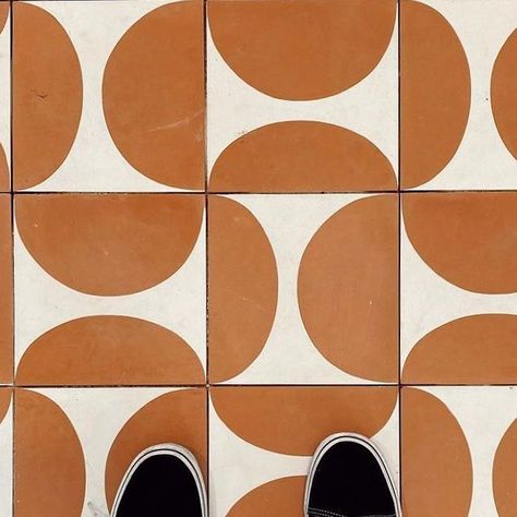 Zia Tile on Instagram: "Mid mod + matte + made by 🖐   Our Pomelo cement tiles in terra cotta + white add a playful patterned punch to this floor by @greenroom_db 🥊💥" Mid Century Tiled Floor, 70s Tile Floor, Mid Century Floor Tiles, 70s Flooring, Mid Century Floor Tile, Terra Cotta Aesthetic, Mcm Flooring, 1950s Tile, Mcm Tile