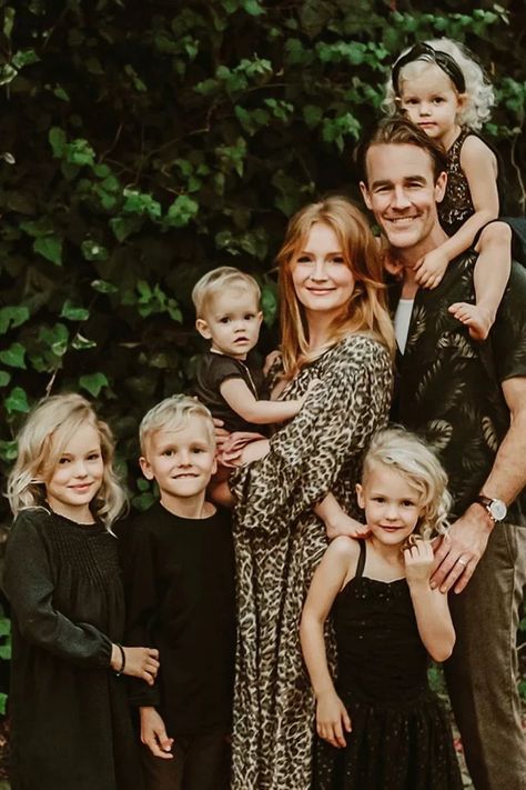 James Van Der Beek's Wife Is Pregnant With Their Sixth Child James Van Der Beek, Family Portrait Outfits, Summer Family Pictures, Big Family Photos, Large Family Photos, Cute Family Photos, Dawson's Creek, Summer Family Photos, Family Portrait Poses