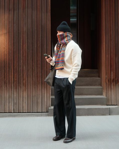 Men Scarf Outfit, Cardigan Men Outfit, Winter Scarf Men, Scarf Outfit Men, Men's Winter Outfits, Daniel Simmons, Mens Street Style Winter, Mens Scarf Fashion, Cold Weather Outfits Winter