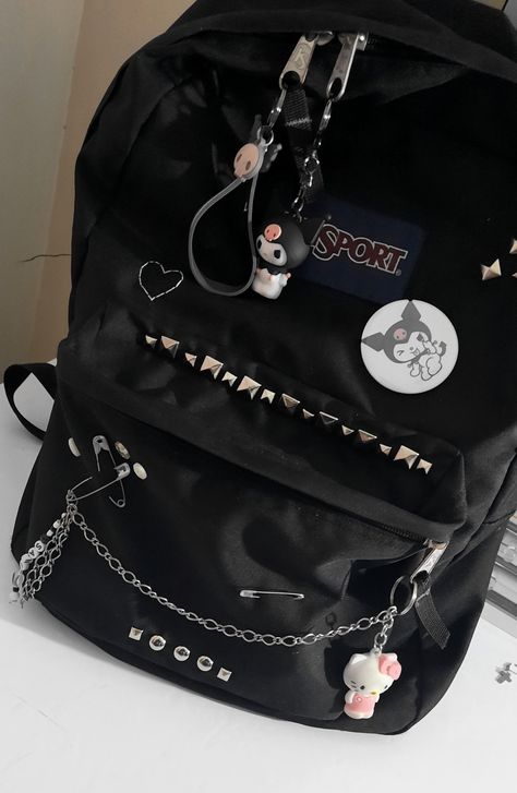 Aesthetic Backpack Accessories, Cool Backpack Aesthetic, Accessories For Backpacks, School Backpacks Ideas, How To Make Your School Bag Aesthetic, Emo Backpacks For School, Backpack Inspo Pins, Backpack Accessories Ideas, Aesthetic Backpack Pins