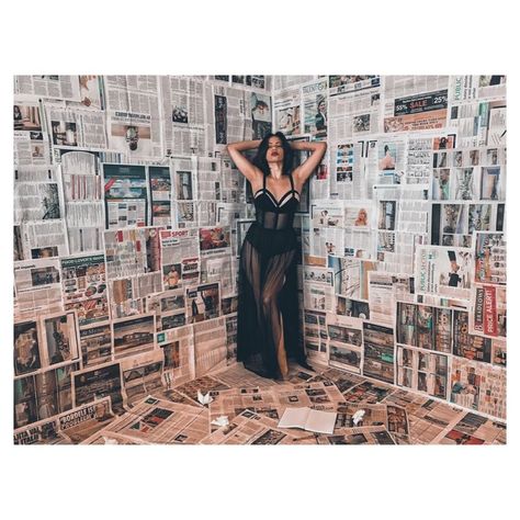 Diy Newspaper Backdrop, Backdrop Picture Ideas, Selfie Wall Ideas Photo Backdrops Diy, Photoshoot Newspaper Background, Newspaper Set Design, Newspaper Decoration Ideas, Home Photoshoot Ideas Diy Photography Backdrops, Photo Shoot Room Ideas, Newspaper Background Photography