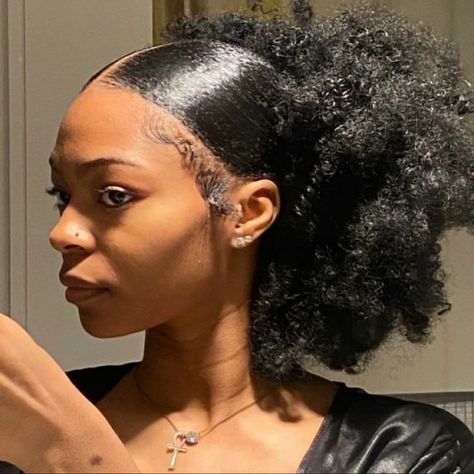 natural hair slick back Natural Crown, Cabello Afro Natural, Hair Puff, Quick Natural Hair Styles, Girls Natural Hairstyles, Natural Curls Hairstyles, Hairdos For Curly Hair, 4c Hair, Natural Hair Styles Easy