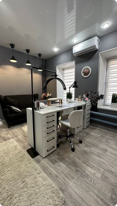 Salon Room Ideas, Nail Technician Room, Modern Nail Salon, Nail Room Ideas, Nail Salon Interior Design, Tech Room, Permanente Make-up, Nail Salon Interior, Beauty Room Salon