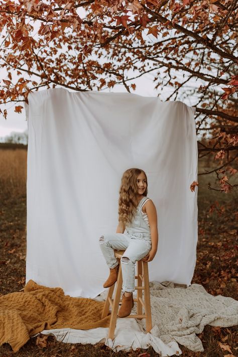 Photography Sessions Ideas, Backdrops Outside Photoshoot, Fall Family Photos Mini Sessions, Portrait Props Ideas, Photo Minis Ideas, Fall Sessions Photography, Fall Session Setup, Outdoor Backdrop Ideas Photoshoot, Mini Shoots Ideas