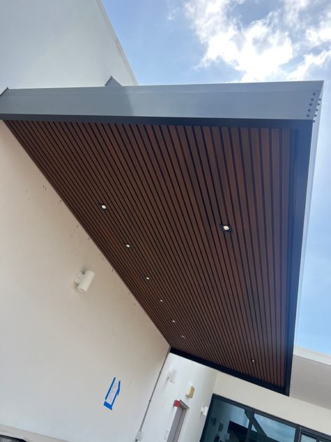 Portico False Ceiling Design, Wpc Outdoor Wall Panel, Pergola Ceiling Ideas, Ceiling Cladding Ideas, Spandrel Ceiling Exterior, Wood Cladding Ceiling, Pvc Ceiling Design Balcony, Balcony False Ceiling Designs, Pvc Roof Ceiling Design