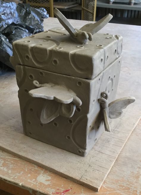 Slab Container Slab Pots Ideas, Clay Cube Ideas, Cute Clay Box Ideas, Clay Box Project, Pottery Box Ideas Ceramic Art, Slab Vessel Ideas, Clay Box Ideas Aesthetic, Puzzle Box Ceramics, Box Pottery Ideas