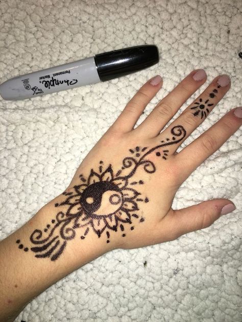 Tattoos To Draw, Easy Tattoos To Draw, Easy Tattoos, Simple Hand Tattoos, Henna Pen, Tattoo Painting, Jagua Henna, Sharpie Drawings, Henna Drawings