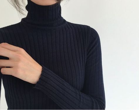 ☽we dream alone☾ ☽@darksilhouettes☾ Black Turtle Neck, Mode Retro, Sweater Ideas, Turtle Neck Sweater, Winter Stil, Mode Chic, Black Turtleneck, Mode Inspiration, Looks Style