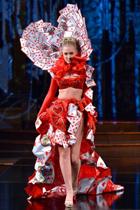 Alice In Wonderland Runway, Alice In Wonderland Fashion Show, Playing Card Clothes, Queen Of Hearts Card Aesthetic, Queen Of Hearts Fashion, Alice In Wonderland Fashion, Headgear Fashion, Card Dress, Queen Of Hearts Costume