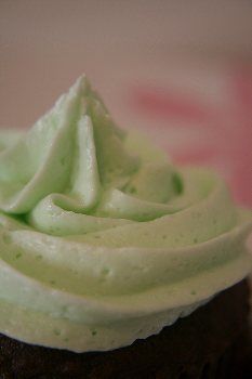 Mint Buttercream Frosting recipe~ 1 cupunsalted butter; (2 sticks) 4 cupspowdered sugar; sifted 1/4 cupmilk 1/8 teaspoonall natural peppermint extract Choc Buttercream Frosting, Mint Buttercream Frosting Recipe, Mint Buttercream Frosting, Elegant Recipes, Mint Buttercream, Mint Frosting, Peppermint Extract, Buttercream Frosting Recipe, Frosting Recipe