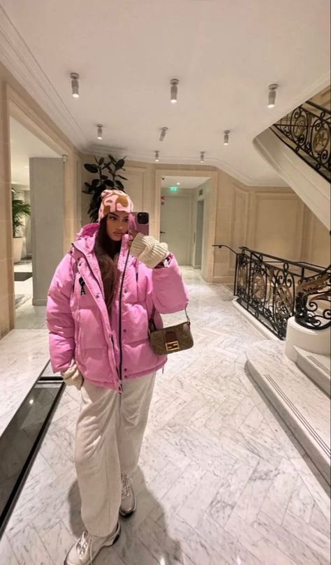 Fashion Influencer Aesthetic, Puffer Jacket Outfit Aesthetic, Pink Puffer Jacket Outfit, Pink Hoodie Outfit, Pink Winter Jacket, Pink Jacket Outfit, Influencer Lifestyle, Pink Puffer Jacket, Puffer Jacket Outfit