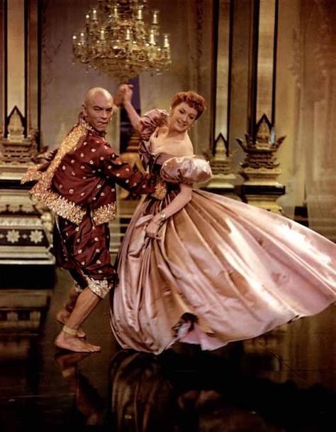 Yul Brynner and Deborah Kerr in The King and I, 1953 classic movie. The King And I, Yul Brynner, Deborah Kerr, Woman Dancing, Shall We Dance, Cary Grant, Period Costumes, Movie Costumes, Jolie Photo