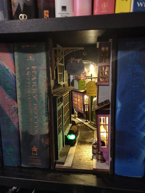 Diagon Alley Inspired Booknook Lots Of Books, Bookshelf Art, Theme Harry Potter, Harry Potter Room, Diagon Alley, Harry Potter Diy, Book Nook, Bookshelf Decor, World Of Books