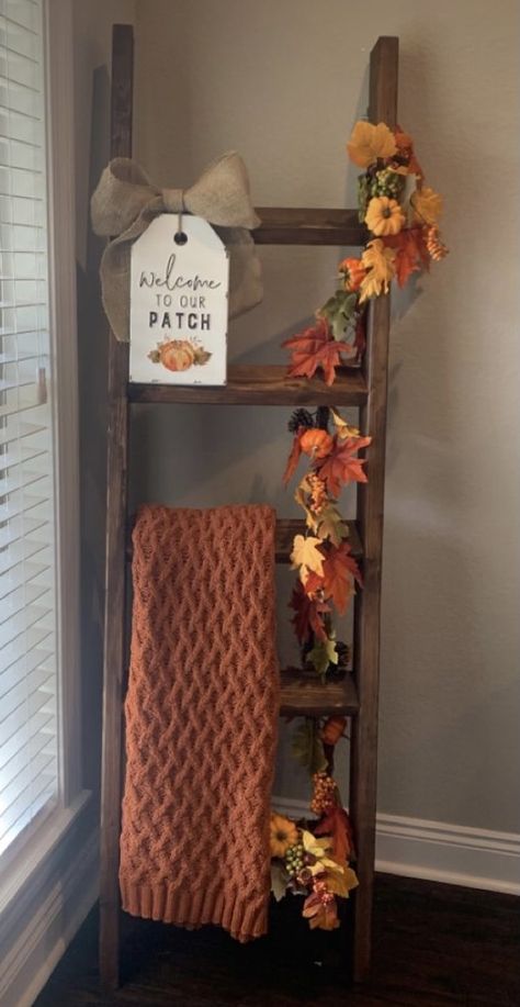 Blanket Ladder Decor, Fall Room Decor, Old Ladder, Fall Blanket, Easy Fall Decor, Cozy Fall Decor, Fall Living Room, Fall Decor Inspiration, Casa Diy