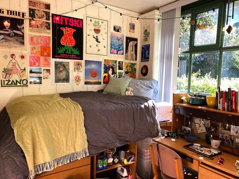 Vintage College Dorm Aesthetic, Dorm Room Eclectic, Art Dorm Room Ideas, Lighting In Dorm Room, Aesthetic Dorm Room Maximalist, Dorm Front Door Decor, Twin Bed Dorm Room Ideas, Dorm Room Bookshelf Ideas, Art Student Dorm Room