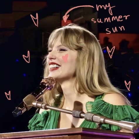 Taylor Swift Profile Pictures Funny, I Heart Taylor Swift Pfp, I Love Taylor Swift Pfp, Taylor Swift In Love, Taylor Swift Cute Pics, Taylor Swift Pride, Taylor Swift Icons Aesthetic, Taylor Swift Happy, Taylor Swift Heart