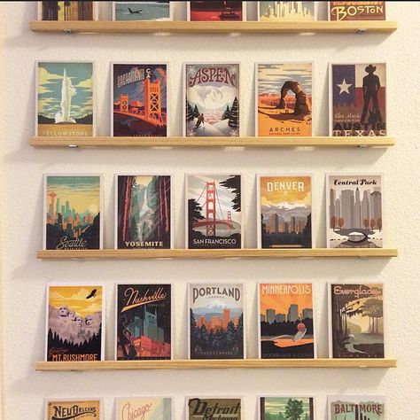 Post Card Display Wall, Postcard Picture Frame, Postcard Frame Ideas Wall Art, Post Card Decoration, Wall Of Postcards, Post Card Display Ideas, Displaying Postcards On Wall, Gallery Wall Postcards, Post Card Decoration Ideas