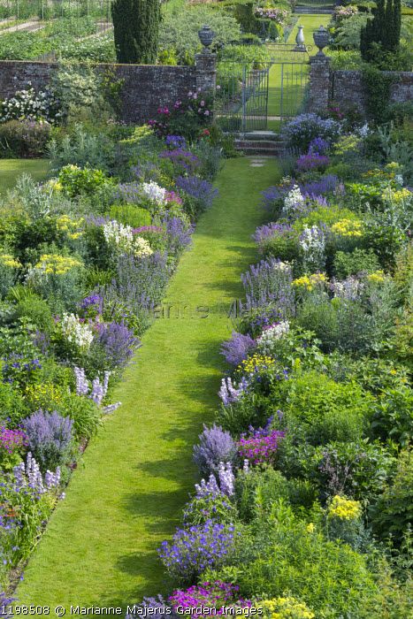 English Flower Bed, English Garden Decor Interior Design, Scottish Gardens, English Estate Gardens, Southern Gardening, Irish Garden, Tuscan Garden, Brick Garden, Estate Garden