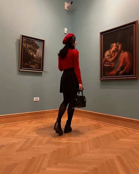 Museum, beret, red, outfit, paintings, girl, aesthetic Aesthetic Beret Outfit, Outfits With Barett, Beret Outfits Aesthetic, French Outfit With Beret, Outfits With Red Beret, Beret Aesthetic Vintage, Aesthetic Hat Outfit, Beret And Dress Outfit, Red Barrette Hat Outfit