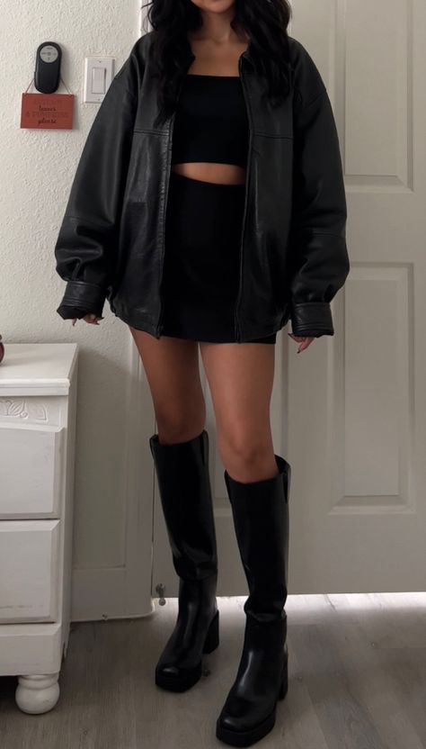 Outfit Ideas Skirt Black, Black Fitted Skirt Outfit, Fits With Black Skirt, Black Mini Skirt Outfit Going Out, Black Skirt Inspo Outfit, Mini Skirt Outfit Going Out, Black Rock Outfit, Outfits With Short Black Skirt, How To Style Black Skirt Outfit Ideas