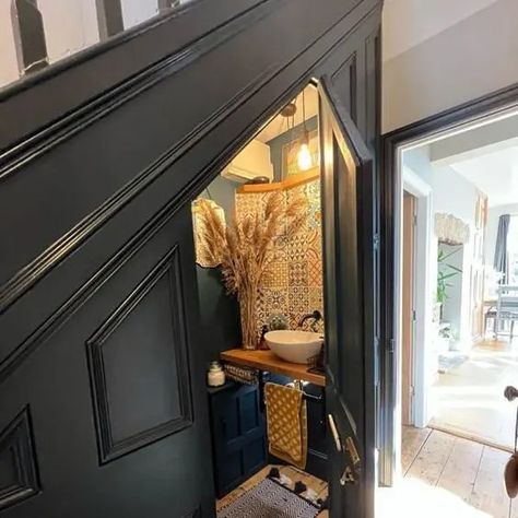 A small boho powder room with colorful tiles, navy walls, a bowl shaped sink and pampas grass is a lovely undet the stairs space Boho Powder Room, Stairway Storage, Minimalist Powder Room, Understairs Toilet, Room Under Stairs, Contemporary Powder Room, Small Downstairs Toilet, Bathroom Under Stairs, Colorful Tiles