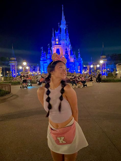 Disney World Outfits Aesthetic, Disney Photo Ideas Aesthetic, Cute Disney Poses, Hairstyles For Mickey Ears, Disneyworld Picture Ideas, Cute Disney Poses Photo Ideas, Disney Photos Aesthetic, Poses For Disney Pictures, Cute Hairstyles For Disney World