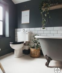 Easy Bathroom Makeover, Design Interior Baie, Happy Decor, Decor Drawing, Dark Bathrooms, Bathroom Color Schemes, Decoration Flowers, Bad Inspiration, Decor Baie