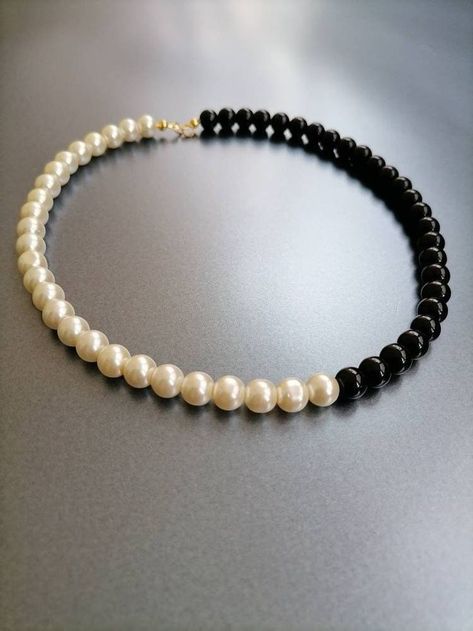 Half Pearl Necklace, Mens Accessories Necklace, قلادات متدلية, Gemstone Jewellery Design, Black Pearl Necklace, Pearl Necklace Designs, Diy Jewelry Unique, Black Beaded Bracelets, Beaded Necklace Diy