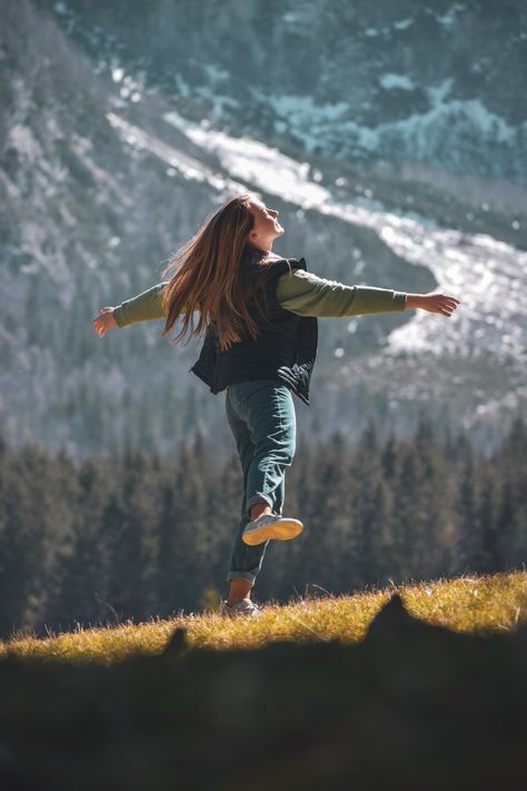 Poses In The Mountains, Mountain Pictures Poses, State Park Photoshoot, Mountain Picture Ideas, Mountain Photoshoot, Hiking Pics, Foto Sport, Cute Hiking Outfit, Travel Pose