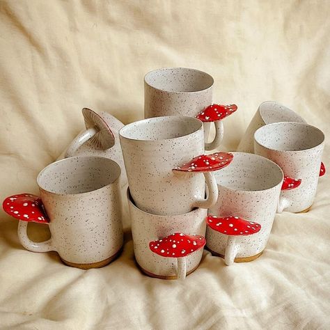 Love in Pottery on Instagram: “TAG 3 FRIENDS who would want these beautiful ceramic mushroom mugs by @waverlylongstudios ! 🙈😘💚 FOLLOW👉 @loveinpottery for more pottery…” Mushroom Mugs, Ceramic Mushroom, Pottery Painting Designs, Ceramics Ideas Pottery, Ceramic Studio, Pottery Designs, Ceramic Clay, Cute Mugs, Pottery Painting