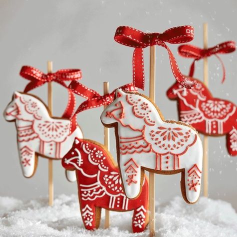 Dala Horse Cookies, Dala Horse Craft, Scandinavian Christmas Cookies, Christmas Folklore, Folklore Christmas, Christmas Sugar Cookie Designs, Swedish Christmas Decorations, Scandinavian Folklore, Dean Deluca