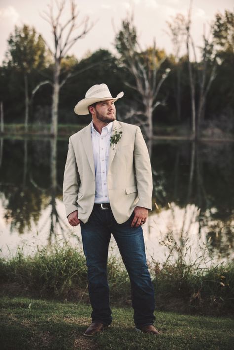 HHUGHART_265 Cowboy Husband Wedding, Groom Suit Cowboy, Country Men Outfits Wedding, Western Male Wedding Attire, Groom Attire Country, Country Suits Men Wedding, Cowboy Style Wedding, Rustic Men Wedding Attire, Country Tuxedo