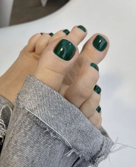 Spring Toe Nail Color 2024 16 Ideas: A Comprehensive Guide Trendy Toenails, Green Pedicure, Pedicure Trends, Winter Pedicure, Green Toe Nails, Sharp Claws, Pedicure Ideas, Pedicure Colors, Best Nails