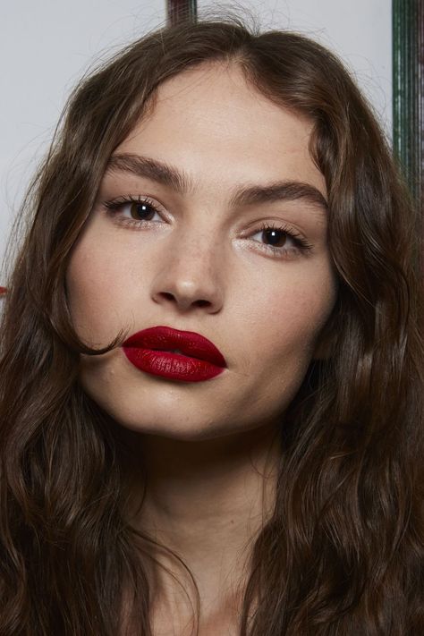 spring summer 2024 makeup trends Red Lipstick Outfit, Eyebrow Trends, Color Blur, Cosmetic Creative, Minimalist Makeup, Unique Makeup, Top Beauty, Spring Makeup, Creative Hairstyles