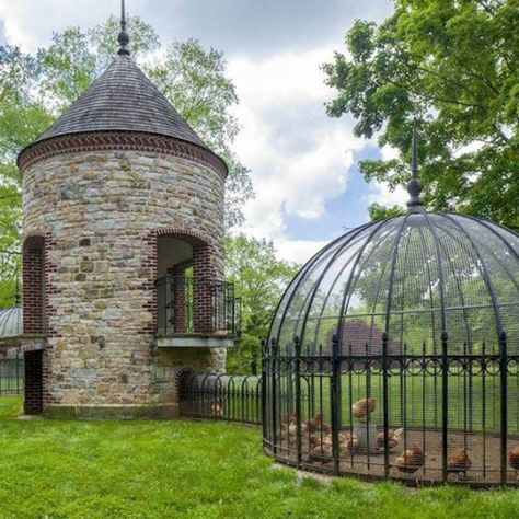 14 Wonderful and Wacky Chicken Coop Ideas [chicken coop castle turret] #chickencoop Coop Design, Chicken Coop Designs, Coop Plans, Building A Chicken Coop, Chicken Coop Plans, Backyard Chicken Coops, Diy Chicken Coop, Chicken Diy, Toy Art