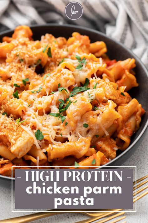 High Protein Chicken Parmesan Pasta is easy to make in one pot! A high protein pasta dish that everyone will love. (Quick to make in under an hour too!) Easy Well Balanced Meals, Macro Friendly Chicken Pasta, One Pot Protein Pasta, Easy Budget Dinners, Quick Dinner Meal Prep, Banza Pasta Recipes High Protein, Healthy Dinner Recipes Italian, Healthy Instant Pot Pasta Recipes, Healthy Easy Meals For Dinner