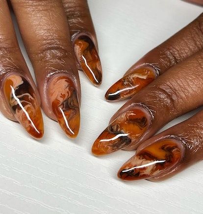 Fall Nails Trendy Square, Brown Pattern Nails, Orange And Brown Marble Nails, Black And Brown Marble Nails, Dark Marble Nail Designs, Fall Aesthetic Nails Almond, Burnt Yellow Nails, Funky Fall Nail Designs, Earthy Nails Designs Almond