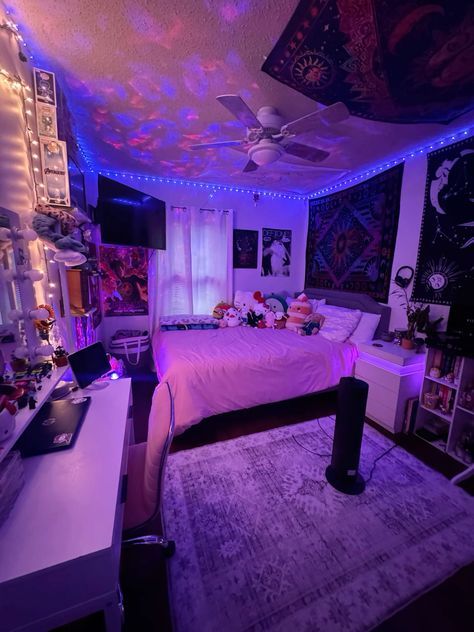 Room Ideas Emo Aesthetic, Room Decor Ideas Tapestry, Room Inspo With Tapestry, Room Decor Bedroom Tapestry, Minimalist Indie Room, Room With Queen Bed Ideas, Pink Grunge Room Aesthetic, Room Ideas With Black Bed Frame, Projecter Room Idea