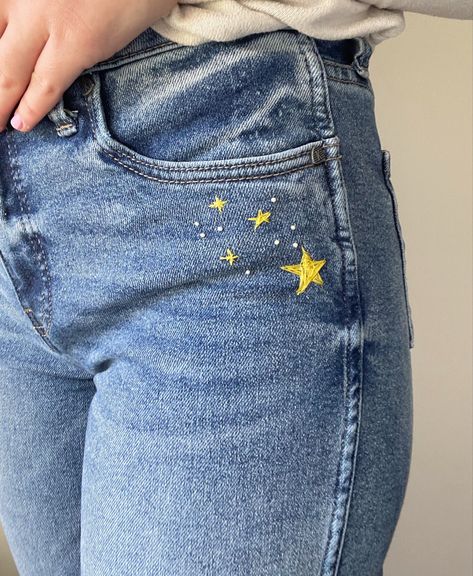 Denim Pants Embroidery, Easy Jean Embroidery, Embroidery Designs Pants, Easy Denim Embroidery, Embroider On Jeans Diy, Embroidered Jeans Aesthetic, Embroidered Pants Diy, Jeans Pocket Embroidery, Pant Embroidery