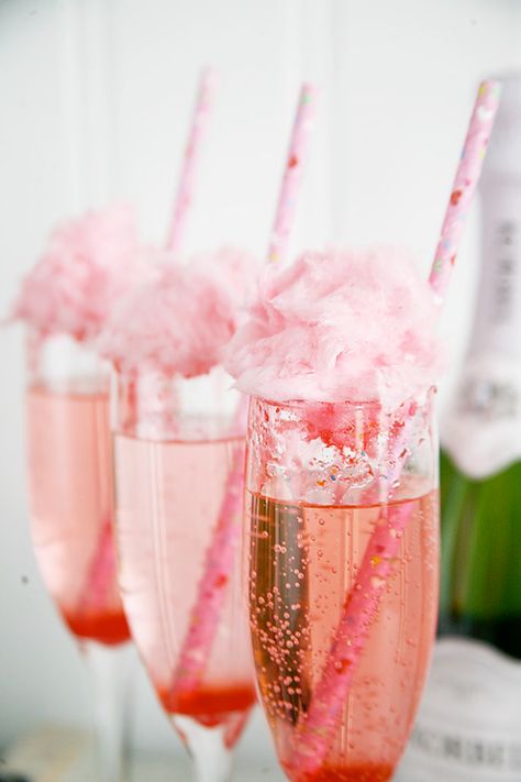 Magnolia Mamas : Cocktail Confessions: Cotton Candy Champagne. #ValentinesDayDecorations #ValentinesDayAesthetic #ValentinesDayPregnancyAnnouncement Hugo Cocktail, Cotton Candy Drinks, Cotton Candy Cocktail, Brunch Punch, Cotton Candy Champagne, Candy Cocktails, Candy Drinks, Cocktail Sauce, Champagne Cocktail